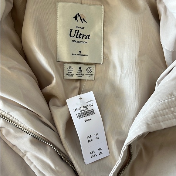 A&F NWT Cream Puffer Jacket - Picture 2 of 5